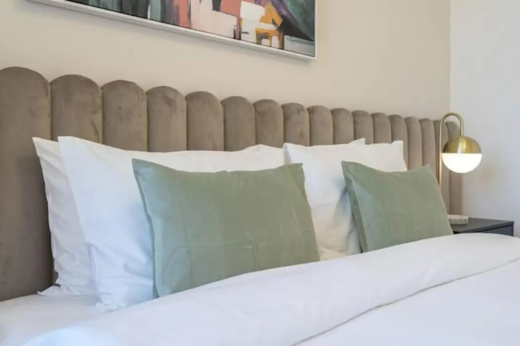 Stylish 1-Bedroom Retreat With Pool In Vibrant Jumeirah Golf Estates Ντουμπάι Διαμέρισμα