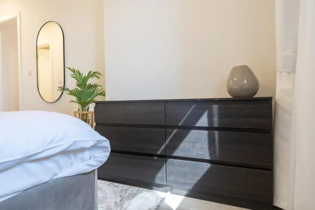 Stylish 1-Bedroom Retreat With Pool In Vibrant Jumeirah Golf Estates Ντουμπάι