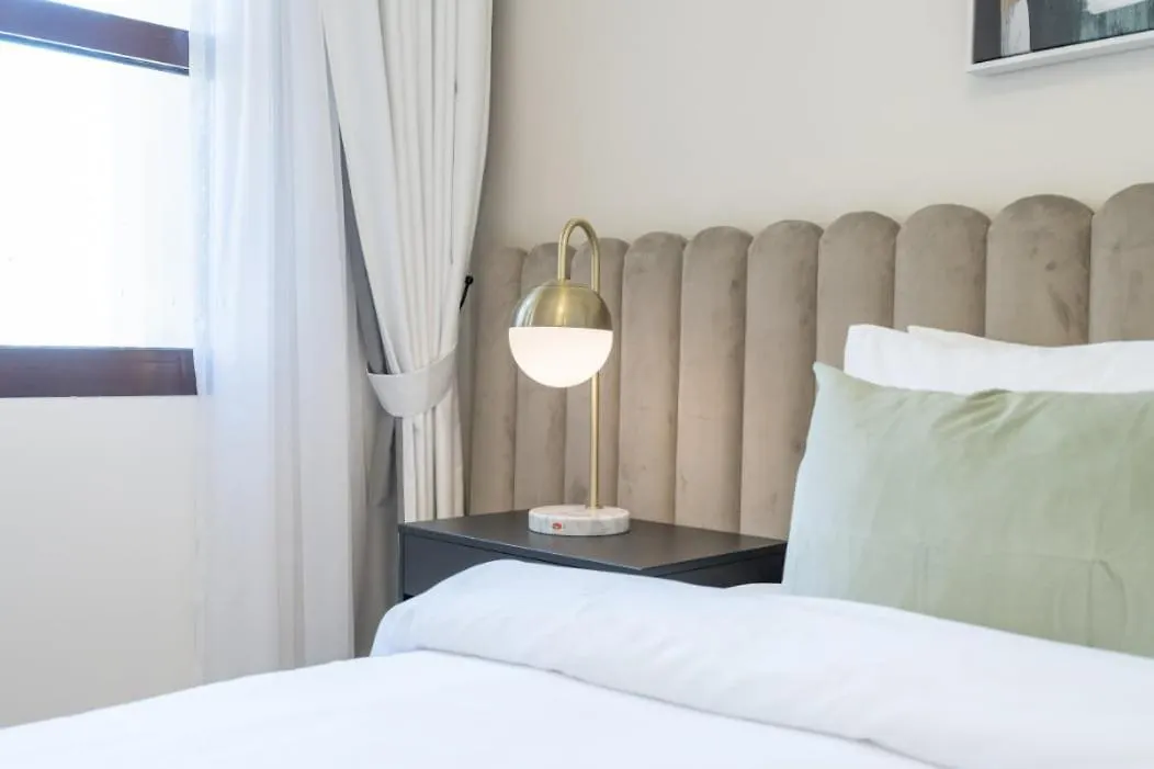 Stylish 1-Bedroom Retreat With Pool In Vibrant Jumeirah Golf Estates Dubai 0*,