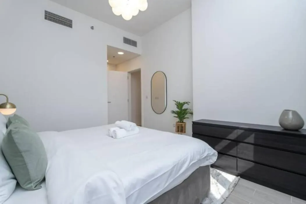 Apartment Stylish 1-Bedroom Retreat With Pool In Vibrant Jumeirah Golf Estates Dubai